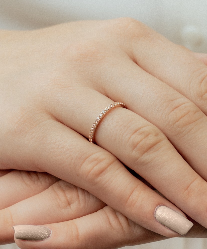 Kuldsõrmus tsirkoonidega