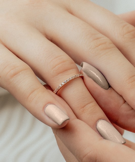 Kuldsõrmus tsirkoonidega