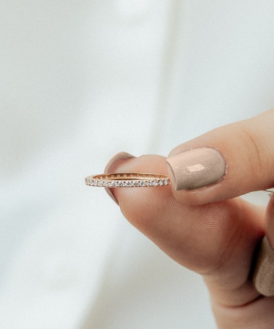 Kuldsõrmus tsirkoonidega