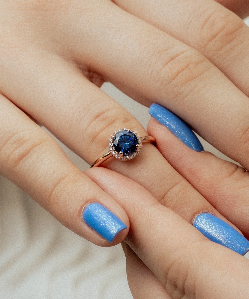 Kuldsõrmus tsirkoonidega