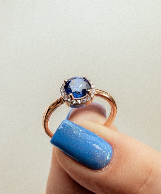 Золотое кольцо с цирконами