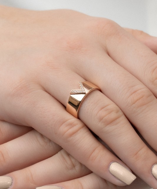 Kuldsõrmus tsirkoonidega