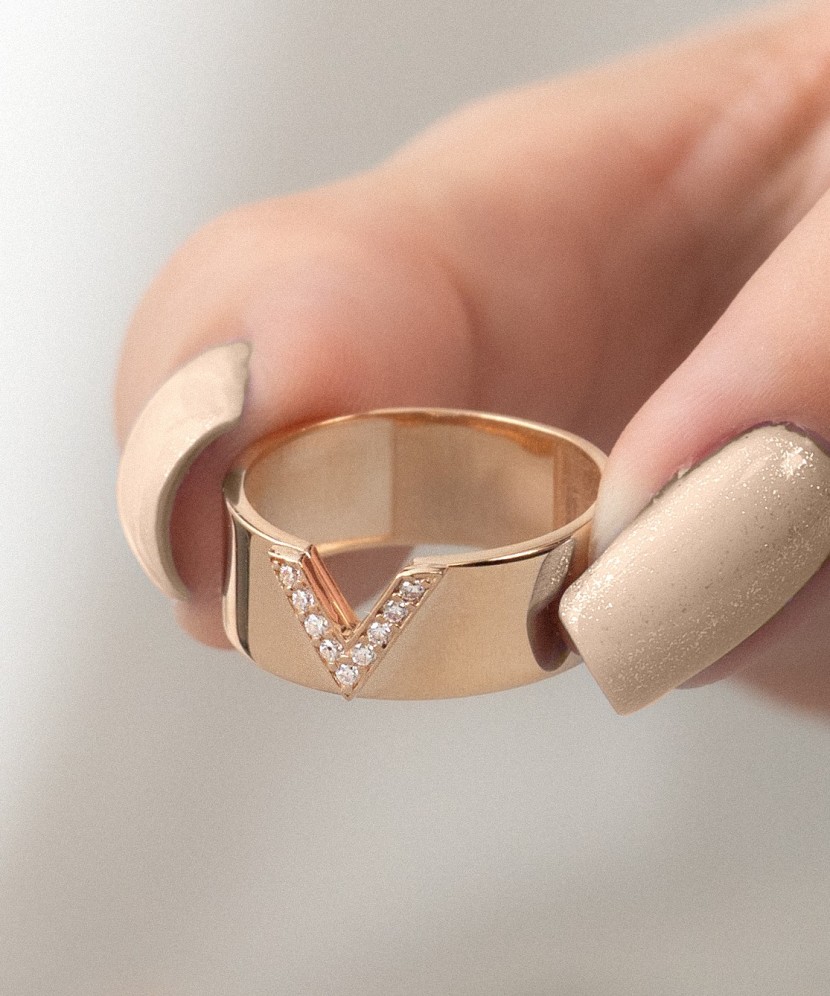 Kuldsõrmus tsirkoonidega