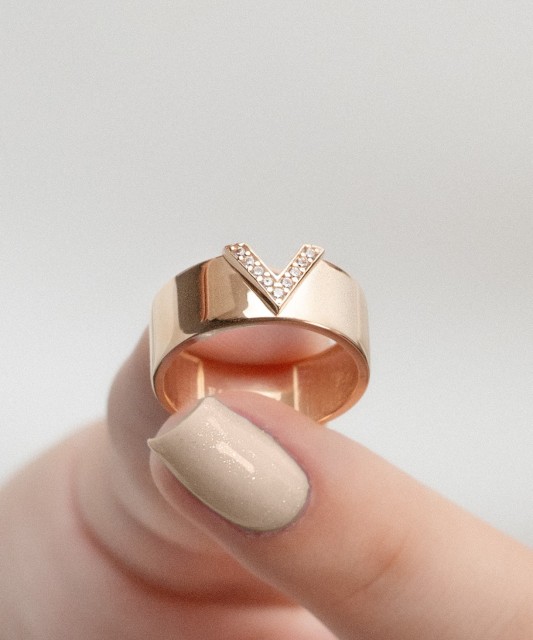 Kuldsõrmus tsirkoonidega