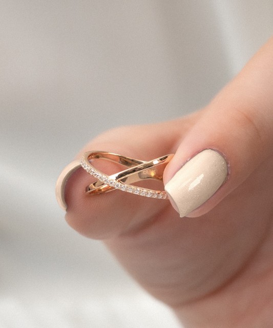 Kuldsõrmus tsirkoonidega