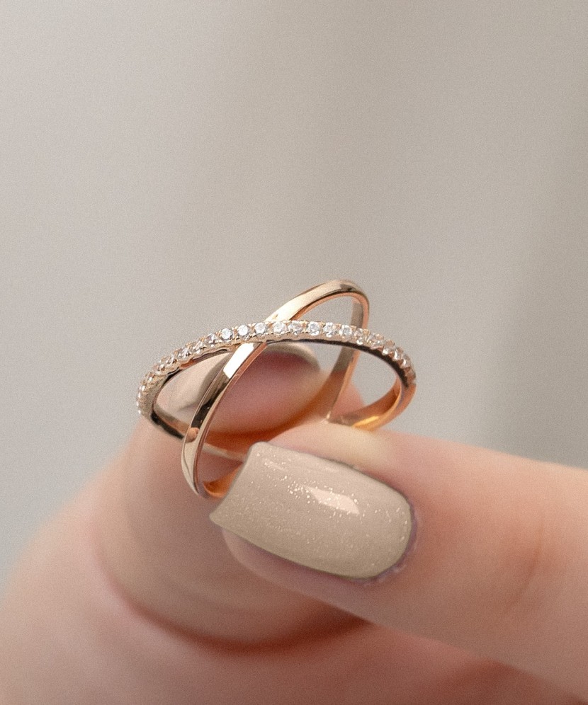 Kuldsõrmus tsirkoonidega