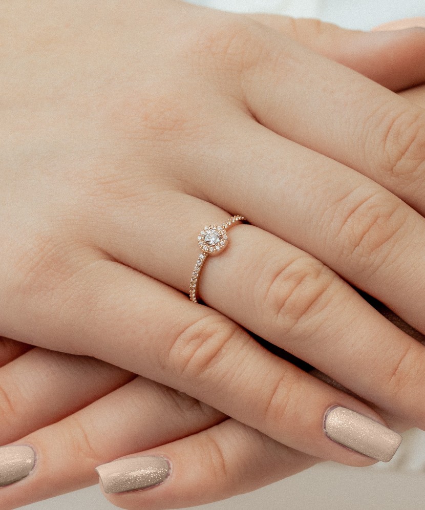 Kuldsõrmus tsirkoonidega