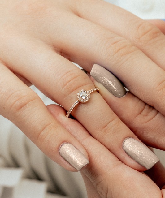 Kuldsõrmus tsirkoonidega