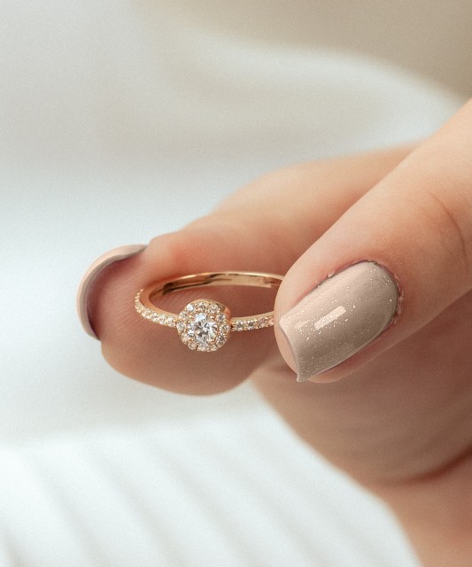 Золотое кольцо с цирконами