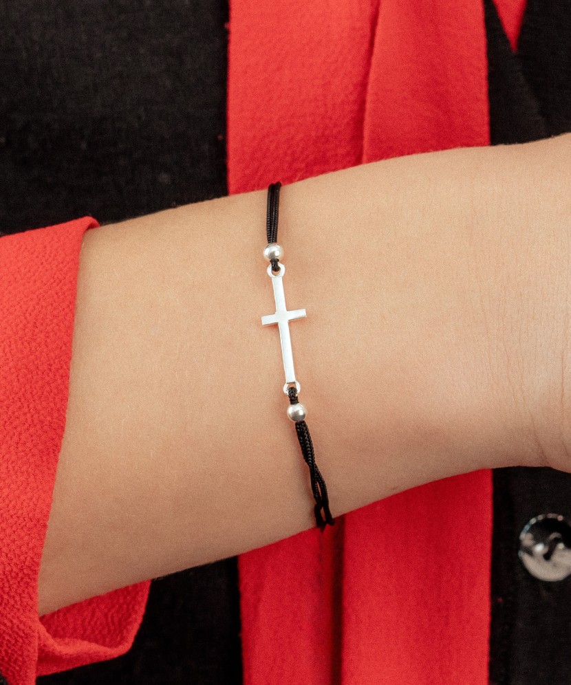 Mustast lõngast käevõru hõberipatsiga