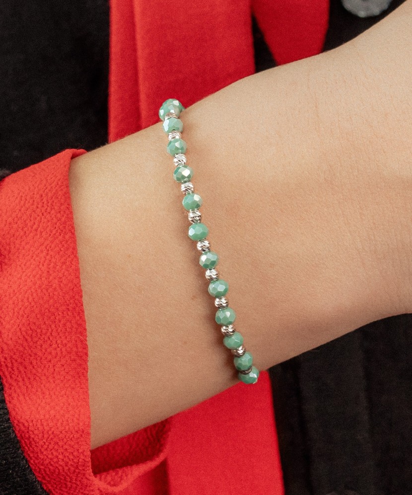 Mustast lõngast käevõru hõbedaga ja oonüksiga