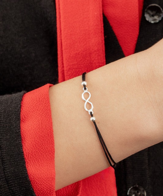 Mustast lõngast käevõru hõberipatsiga