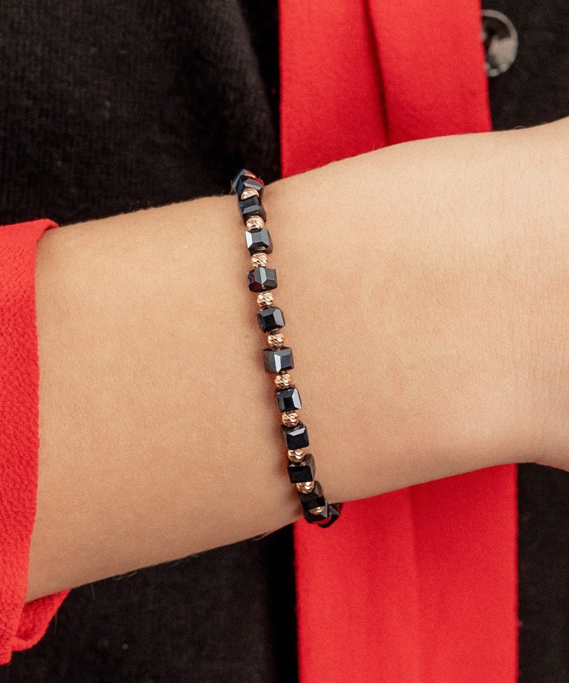 Mustast niidist käevõru hõbeda ja hematiitidega