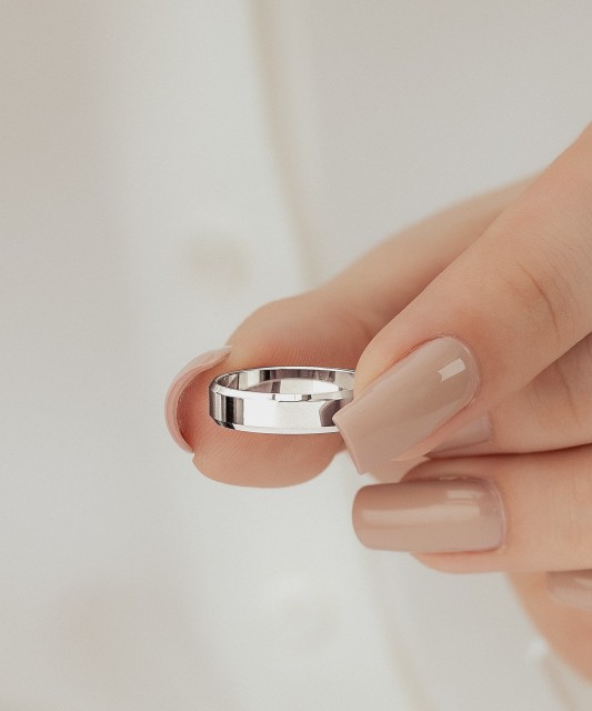 Valgest kullast abielusõrmus 4.5mm mugavusega