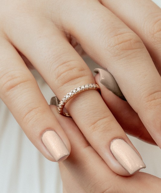 Kuldsõrmus tsirkoonidega