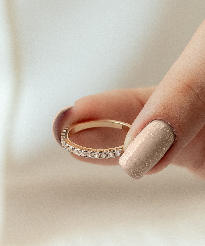 Kuldsõrmus tsirkoonidega