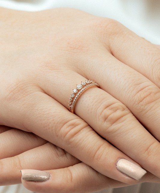 Kuldsõrmus tsirkoonidega