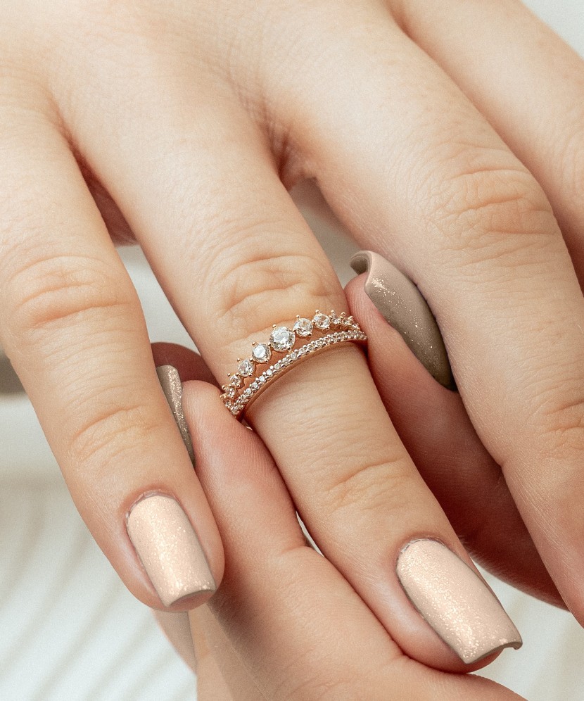 Kuldsõrmus tsirkoonidega