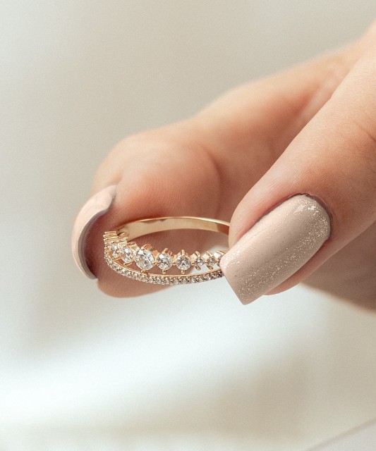 Kuldsõrmus tsirkoonidega