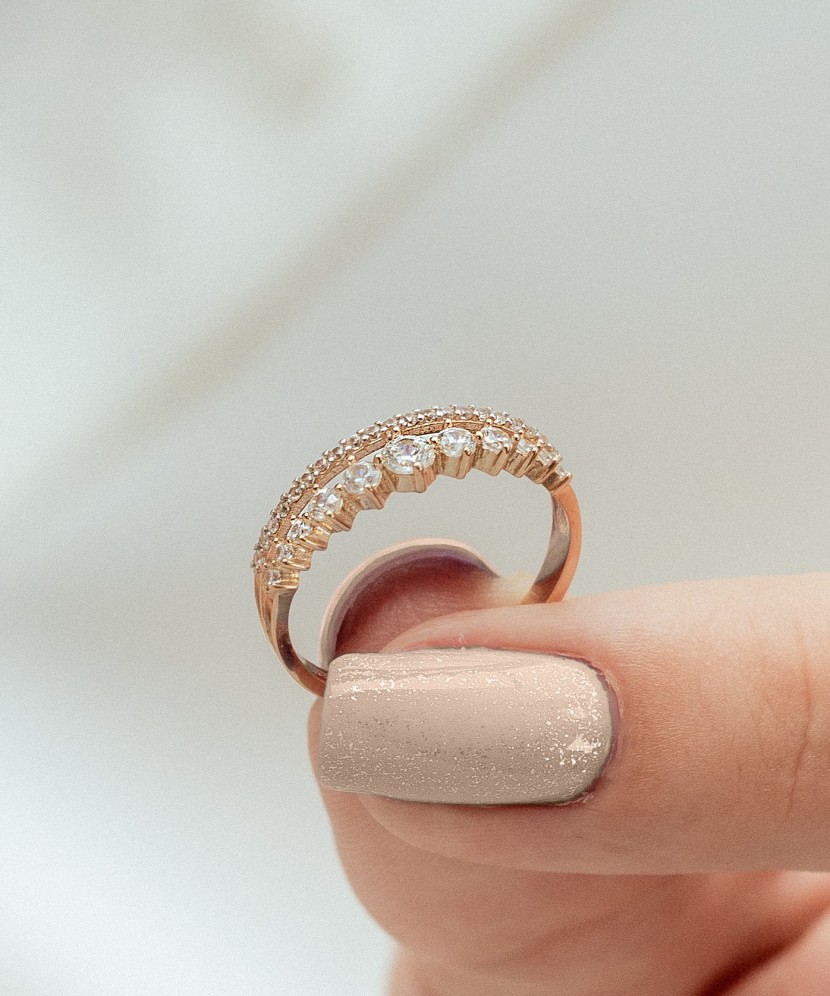 Kuldsõrmus tsirkoonidega