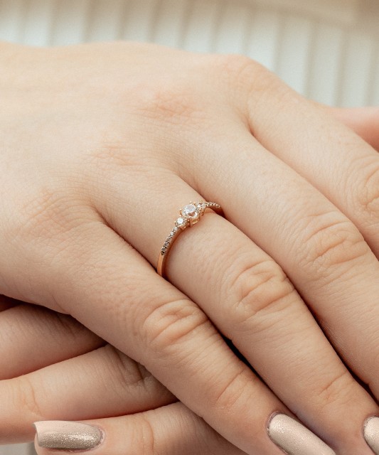 Kuldsõrmus tsirkoonidega