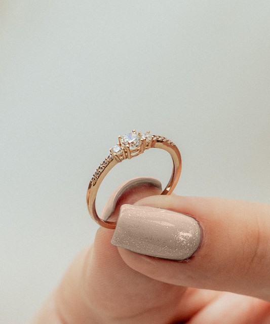 Kuldsõrmus tsirkoonidega