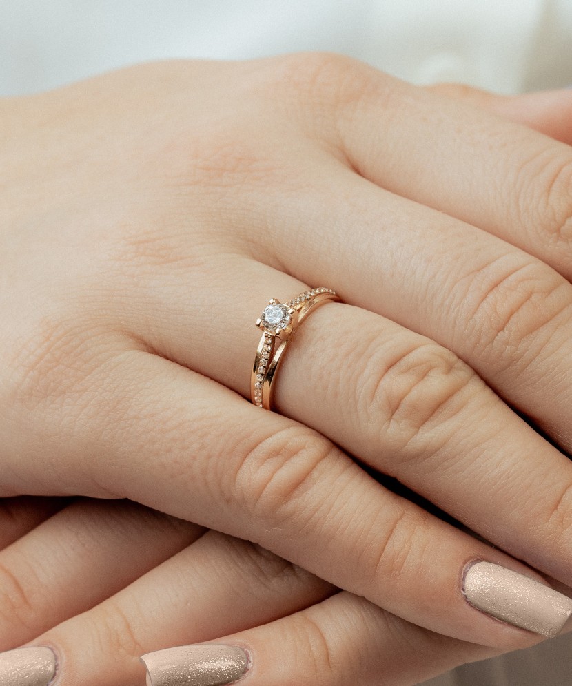 Kuldsõrmus tsirkoonidega