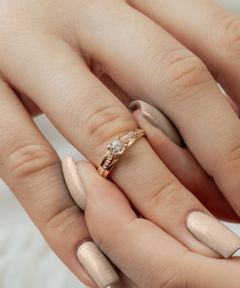 Kuldsõrmus tsirkoonidega