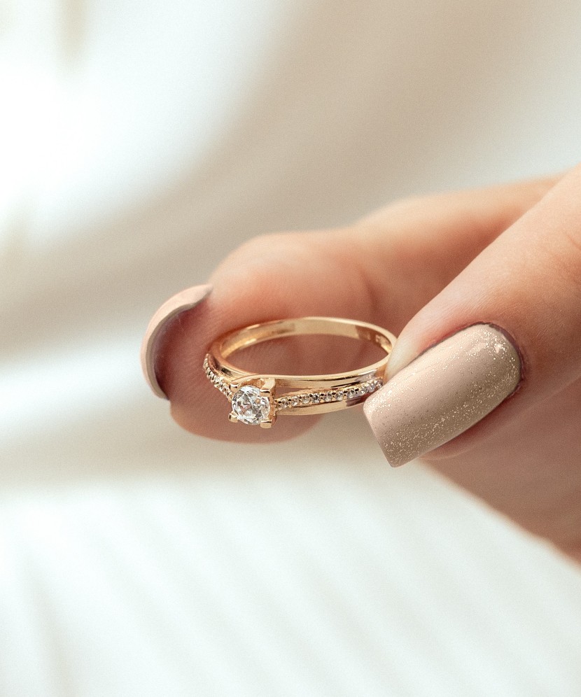 Kuldsõrmus tsirkoonidega