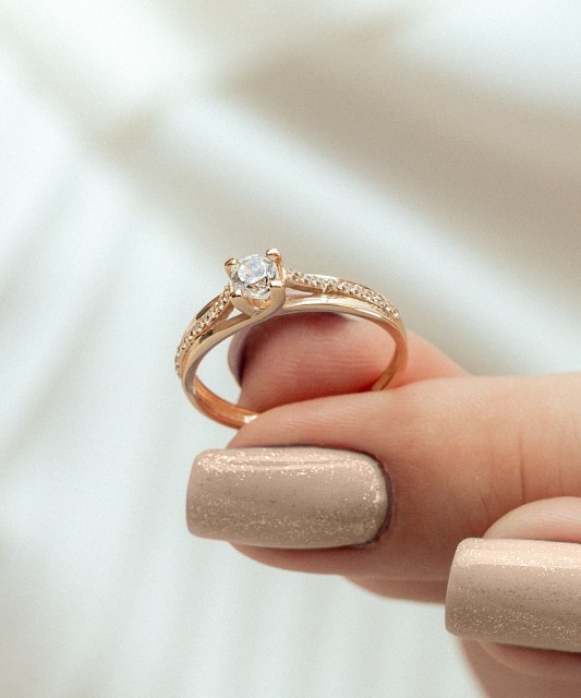 Kuldsõrmus tsirkoonidega