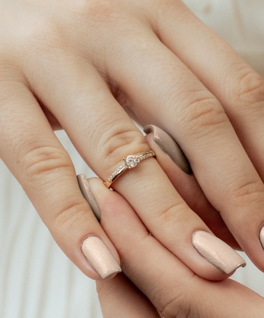 Kuldsõrmus tsirkoonidega