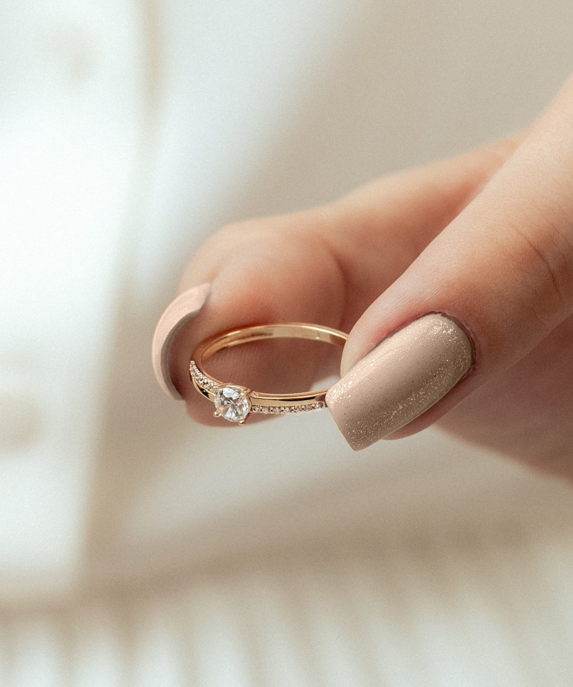 Kuldsõrmus tsirkoonidega