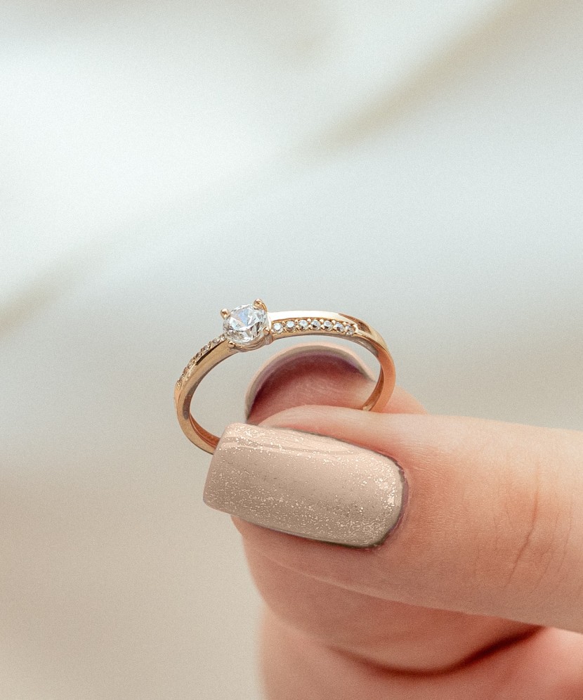 Kuldsõrmus tsirkoonidega