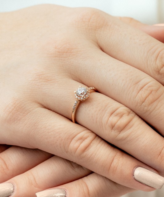 Kuldsõrmus tsirkoonidega