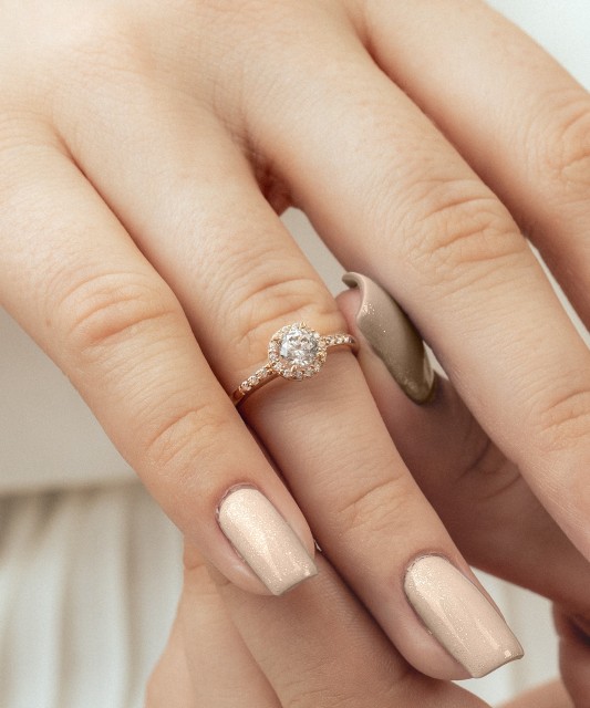 Kuldsõrmus tsirkoonidega