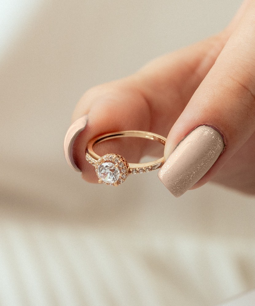 Kuldsõrmus tsirkoonidega