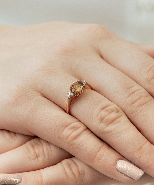 Золотое кольцо с султанитом и цирконами