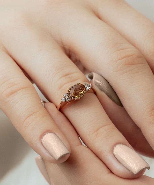 Kuldne sõrmus sultaniidi ja tsirkoonidega