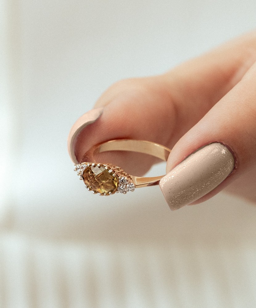 Kuldne sõrmus sultaniidi ja tsirkoonidega