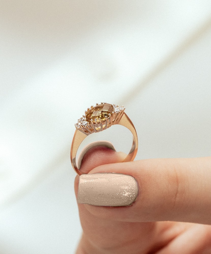 Kuldne sõrmus sultaniidi ja tsirkoonidega