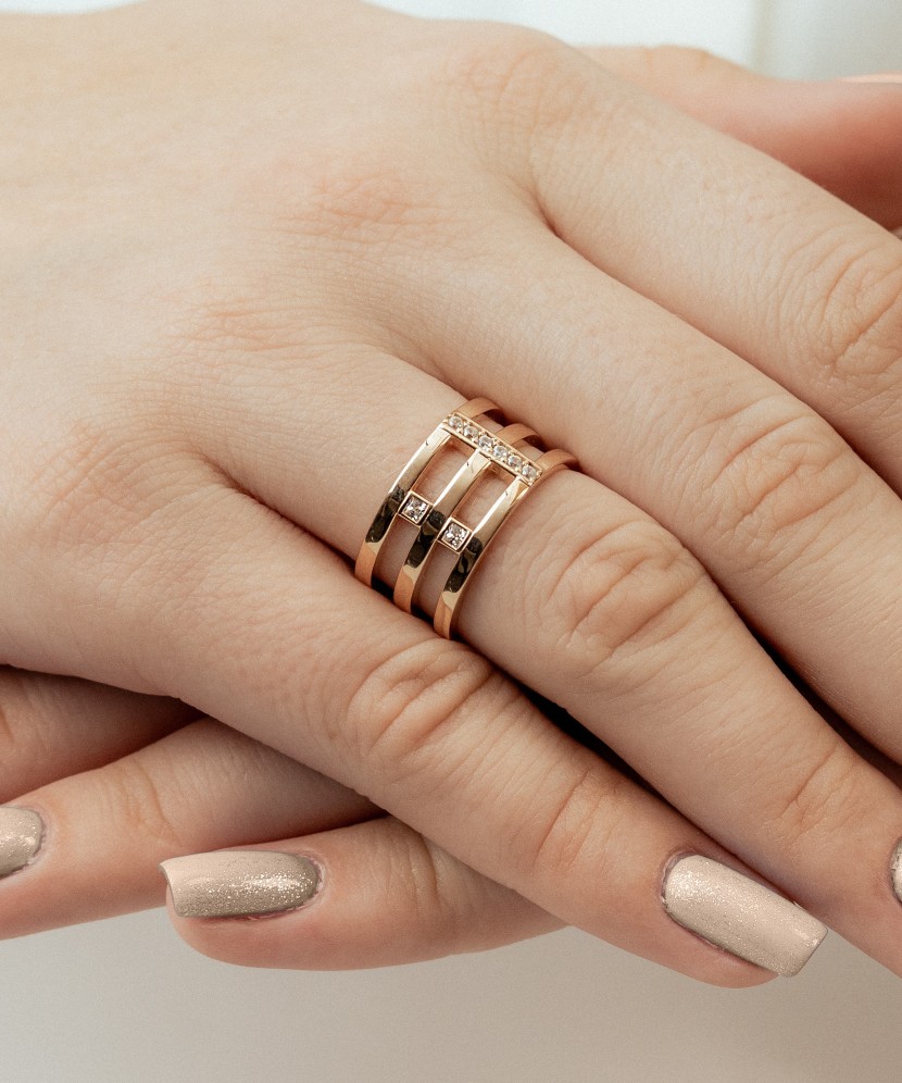 Kuldsõrmus tsirkoonidega