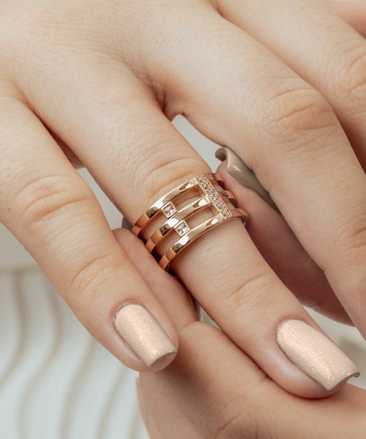 Kuldsõrmus tsirkoonidega