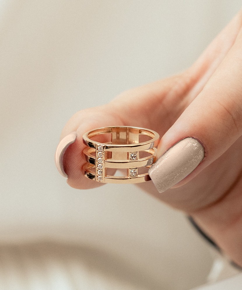 Kuldsõrmus tsirkoonidega