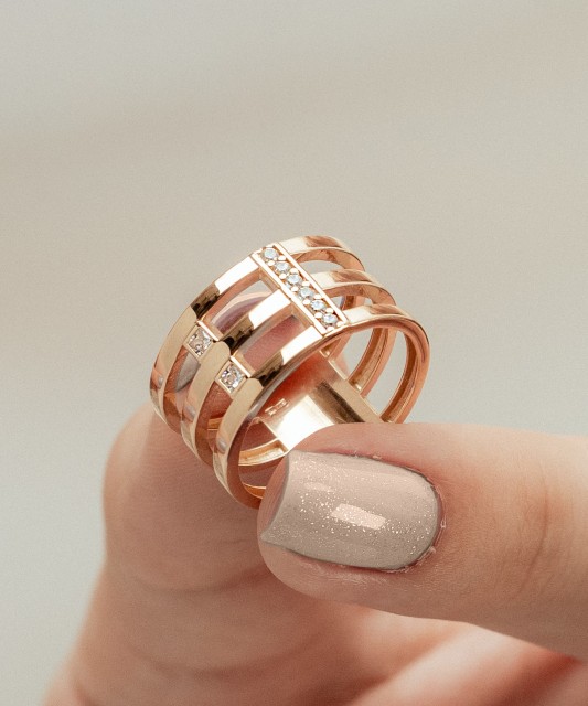 Kuldsõrmus tsirkoonidega