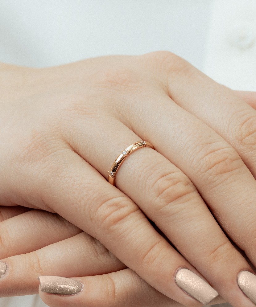 Kuldsõrmus tsirkoonidega