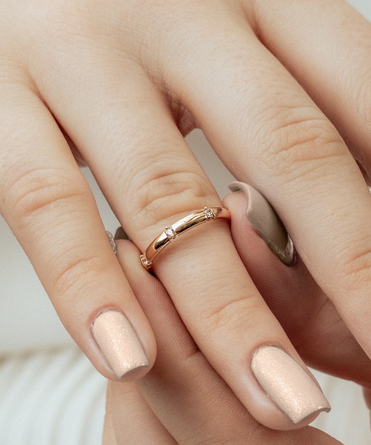 Kuldsõrmus tsirkoonidega