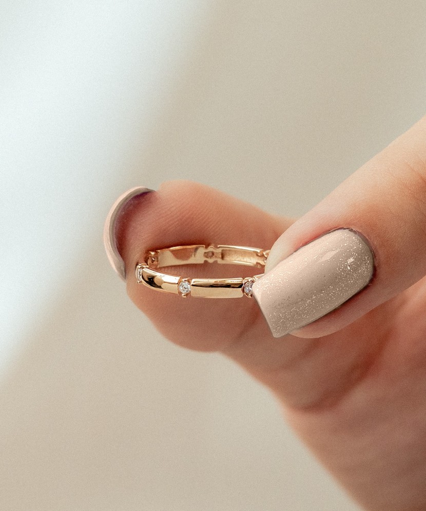 Kuldsõrmus tsirkoonidega