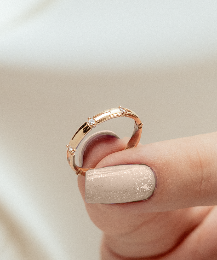 Kuldsõrmus tsirkoonidega