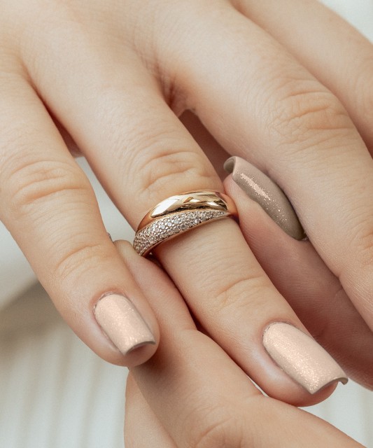 Kuldsõrmus tsirkoonidega