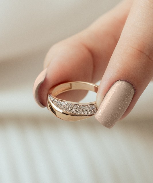 Kuldsõrmus tsirkoonidega